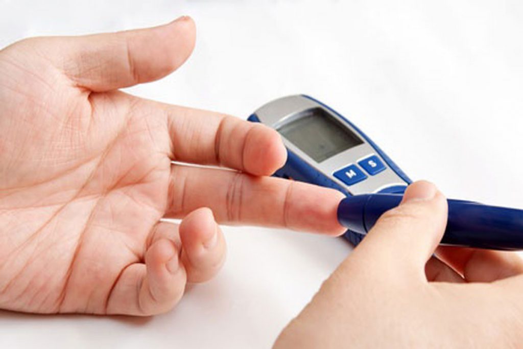 Máy đo đường huyết cá nhân lấy máu có đau không?